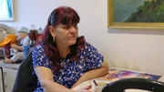 Petra erhält ein Jobangebot als Haushaltshilfe.