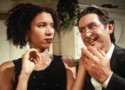 Wird aufs Unangenehmste umworben: Sandra Moser als Annekäthi, Rainer Guldener als Dr. Tanner