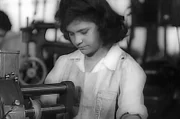 In den Vereinigten Staaten sind viele Frauen in den Munitionsfabriken beschäftigt, während die Männer als Soldaten an den Kriegshandlungen teilnehmen.