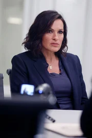 Olivia Benson (Mariska Hargitay) hat innerlich schon aufgegeben. Der Staatsanwalt von Brooklyn leitet das Verhör so geschickt, dass es so aussieht, als hätte sie den Serienvergewaltiger tatsächlich erschossen...