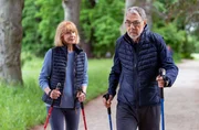 Charlotte (Ursela Monn, l.) und Georg Baumgart (Gunter Schoß, r.) geraten beim Walken in eine Diskussion. Sie sorgen sich um ihre Tochter Susanne Mertens, die vor einem Jahr ihren Mann und das ungeborene Kind verloren hat. Charlotte (Ursela Monn, l.) und Georg Baumgart (Gunter Schoß, r.) geraten beim Walken in eine Diskussion. Sie sorgen sich um ihre Tochter Susanne Mertens, die vor einem Jahr ihren Mann und das ungeborene Kind verloren hat.