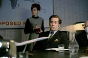 John Stonehouse (Matthew Macfadyen) und seine Assistentin Sheila Buckey (Emer Heatley) im Büro