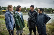 Arda (Yasemin Cetinkaya, r.) und Frank (Niklas Osterloh, 2.v.r.) sprechen am Rheinufer mit Sara (Katharina Hintzen, l.) und Meike (Elif Kardesseven, 2.v.l.).