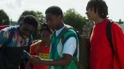 Von links: Femi (Aruna Jalloh), Leah (Jodie Campbell), Omar (Myles Kamwendo) und Toby (Sekou Diaby) - sie sind schockiert, als sie sich das Skandalvideo anschauen, das der Auslöser für das Stipendienprogramm war.