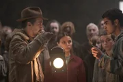 vorne, l-r: Lee Scoresby (Lin-Manuel Miranda), Will Parry (Amir Wilson)