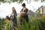 Geillis Duncan(Lotte Verbeek, l),Claire Randall(Caitríona Balfe, r),