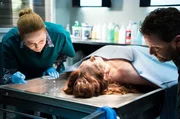 Detective Mike Shepherd (Neill Rea) und die Pathologin Gina (Cristina Serban Ionda, li.) untersuchen die Leiche von Debbie Neilson (Lara Macgregor). Detective Mike Shepherd (Neill Rea) und die Pathologin Gina (Cristina Serban Ionda, li.) untersuchen die Leiche von Debbie Neilson (Lara Macgregor).