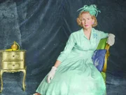 (4. Staffel) - Die Aristokratin Gloria Mott (Frances Conroy) legt viel Wert auf ihren Ruf und die Etikette. Darum gefällt es ihr auch überhaupt nicht, dass ihr Sohn einer Freak Show beitreten will ...