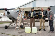 Hubert (Christian Tramitz, Mitte) und Staller (Helmfried von Lüttichau, links) entdecken, dass Benzin im Flieger fehlt und verhören Flugschulleiter Michael Kronthaler (Christian Heiner Wolf).