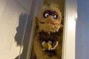 Rabe Rudi (Werner Knoedgen) will auch so ein gruseliges Monster sein wie sein neuer Freund (Hans-Jochen Menzel) und Leute erschrecken.