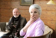 Käthe (Luise Deschauer, r.) traut ihren Augen kaum, als Gustl (Sepp Schauer, l.) bei den Sonnbichlers auftaucht.
