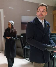Als der Arzt Vincent Bader spurlos verschwindet, übernehmen Holmes und Watson den Fall. Während ihrer Ermittlungen stoßen die beiden auf eine Untergrund-Gruppierung, der Bader angehört haben soll ...