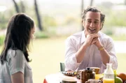 John Stonehouse (Matthew Macfadyen) und seine Assistentin Sheila Buckey (Emer Heatley) in Australien