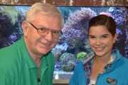 Anna und Zierfischexperte Werner. Mit ihm richtet Anna ein Aquarium ein.