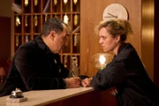 Jetzt können Charles (Adnan Maral) nur noch Schnaps und Adriana (Stella Goritzki) helfen.