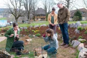 Das neue Kaninchen Blackie scheint sich wohlzufühlen. Nele (Eva Menzinger, vo.re.), Neles Mutter (Johanna Menzinger, hi.li.), Leo (Phillis Lara Lau) und Philipp (Heikko Deutschmann) freuen sich.