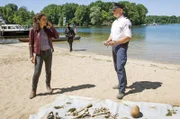 Am Müggelsee inspizieren Jasmin Sayed (Sesede Terziyan l.) und Wolf Malletzke (Christoph Grunert, r.) die menschlichen Knochen, die von den Polizeitauchern geborgen wurden. Liegt hier ein uraltes Verbrechen vor?
