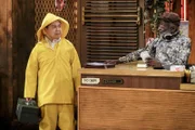 Während Han (Matthew Moy, l.) sich auf ein angeblich bevorstehendes Unwetter vorbereitet, glaubt Earl (Garrett Morris, r.) noch nicht an ein Unglück ...