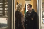 Kurz vor der Taufe seines Kindes wird ein Polizist erschossen. Linda (Amy Carlson, l.) und Danny (Donnie Wahlberg, r.) wird einmal mehr die Gefahr des Berufes bewusst ...