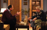 Das Schachspiel zwischen Hubert und Martin läuft keineswegs harmonisch ab. Von links: Hubert  (Bernhard Ulrich) und Martin Kirchleitner (Hermann Giefer).