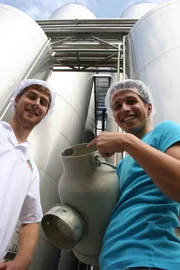 Willi (rechts) und Molkereimeister Paul Althammer. Heute dreht sich alles um Molkereiprodukte und um die Tiere, denen wir die Milch verdanken.