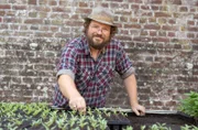 Jochen Groß bringt das Land in die Stadt - aus tiefer Überzeugung. Seine Felder liegen in Pulheim, vor den Toren der Stadt Köln: dort baut er in den Sommermonaten frisches Gemüse an und in den Wintermonaten Lagergemüse wie Möhren, Kohl, Kürbis, Kartoffeln, Sellerie oder Zwiebeln.