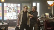 Oliver Crane (Mark Gessner, l.); Dwayne Pride (Scott Bakula, r.)