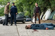 Kommissar Dupin (Pasquale Aleardi, li.) kommt an den Fundort der Leiche von Paul Picard (Peter Sikorski), der von dem Spaziergänger Bastien Terrier (Harald Schrott, re.) entdeckt wurde.