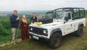 Jens Hübschen mit der Turmkönigin von Lonsheim auf Weinsafari.