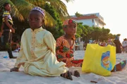 Nachdem sie alle Einkäufe erledigt haben, schauen Awena und Abduli am Strand den einlaufenden Schiffen zu.