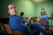 John Stonehouse (Matthew Macfadyen, li.) im Gefängnis