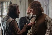 "Outlander - Die Highland-Saga", "Die Hochzeit." 'Black Jack' Randall hat Claires Auslieferung gefordert. Ihre einzige Chance, sich der Verfolgung durch Randall zu entziehen, besteht in einer Heirat mit einem Schotten. Dougal bestimmt, mit wem sich Claire vermählen soll. Wirklich unglücklich ist sie über die Wahl, die Dougal trifft, nicht: Zu ihrem Ehemann wird Jamie erkoren. Dennoch fühlt Clarie Scham vor der Hochzeitsnacht. Schließlich betrügt sie damit Frank und wird zu einer Ehebrecherin und Bigamistin.Im Bild (v.li.): Duncan Lacroix (Murtagh Fitzgibbons), Graham McTavish (Dougal MacKenzie), Sam Heughan (Jamie Fraser).