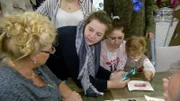 Sarafina (Mitte) berichtet der Familie vom Arzttermin