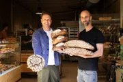 Jamie Oliver (l.)  Die Verwendung des sendungsbezogenen Materials ist nur mit dem Hinweis und Verlinkung auf RTL+ gestattet.; Jamie Oliver (l.)  Die Verwendung des sendungsbezogenen Materials ist nur mit dem Hinweis und Verlinkung auf RTL+ gestattet.