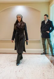 Holmes (Jonny Lee Miller, r.) und Watson (Lucy Liu, l.) untersuchen das Verschwinden eines Arztes und erfahren, dass dieser illegal Betäubungsmittel veräußerte.