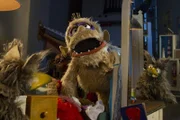 Rabe Rudi (Werner Knoedgen) will auch so ein gruseliges Monster sein wie sein neuer Freund (Hans-Jochen Menzel) und lernt von ihm, Leute zu erschrecken.