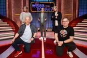 Moderator Kai Pflaume (M.) und seine Rateteam-Kapitäne Bernhard Hoëcker (l.) und Elton (r.) begrüßen in dieser Sendung den Musiker Gregor Meyle (2.v.l.) und den Musiker Max Mutzke (2.v.r.).