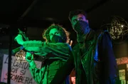 Die beiden Aktivisten Davide (Martin Peñaloza Cecconi, li.) und Enzo (Adriano Bonamore, re.) überfallen ein besetztes Theater.