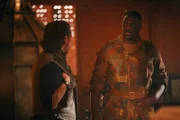 l-r: James McAvoy als Lord Asriel Belacqua, Adewale Akinnuoye-Agbaje als Ogunwe