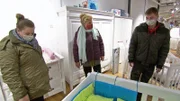 Die Qual der Wahl... Für welches Kinderbettchen werden sich Sarafina (li.), Peter und Silvia entscheiden?