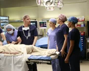 Während sich die Beziehung von Maggie und Andrew weiterentwickelt, sind sich Alex (Justin Chambers, 2.v.l.), Callie (Sara Ramirez, 2.v.r.), Maggie (Kelly McCreary, r.) und Jo (Camilla Luddington, M.) nicht einig über die Behandlung von Maya ...