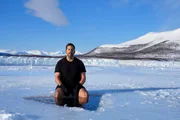 David Blaine bereitet sich darauf vor, unter das Eis zu tauchen.