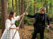 Sarah (Bianca Nawrath) kämpft mit Egbert (Simon Alexander Jensen) im Wald.