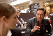 Sascha Kröger (Arnd Klawitter) findet die junge Frau (Katharina Lorenz) sympathisch und lädt sie auf einen Kaffee ein.