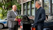 Dicke Luft im Hause Schenk - Freddy (Dietmar Bär, l) erzählt seinem Kollegen Max Ballauf (Klaus J. Behrendt, r), dass er den Hochzeitstag vermasselt hat.