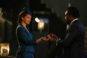 Mrs Coulter (Ruth Wilson) und Lord Boreal (Ariyon Bakare)