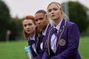 Beatrix (Tallulah Greive, l.), Abby (Assa Kanouté, M.) und Florence (Rosie Graham, r.) sind aufmerksame Zuschauerinnen beim Rugbytraining der Jungs.