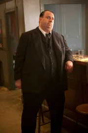 After tracking down a precocious young liquor thief, Nucky and Owen are forced into hiding when the feds turn up unexpectedly.