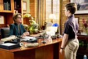 Präsidentin Hagemeyer (Wendie Malick), Sheldon Cooper (Iain Armitage)