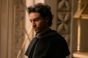 Jamie Ward als Father Gomez